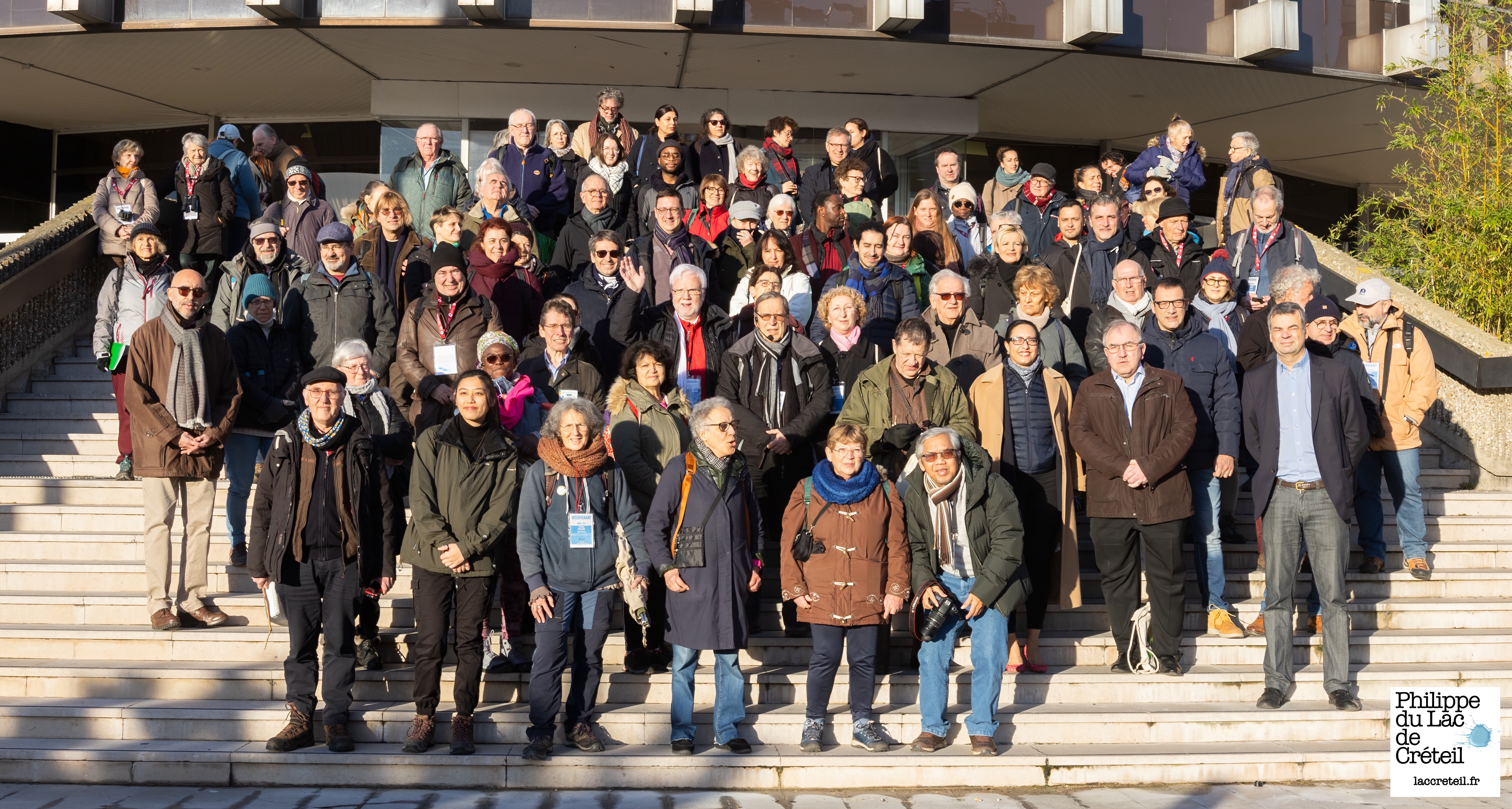 Photo de groupe d'une partie des participants et intervenants à la visite découverte du 27 janvier 2024 - Escalier d'honneur de l'Hôtel de Ville de Créteil.